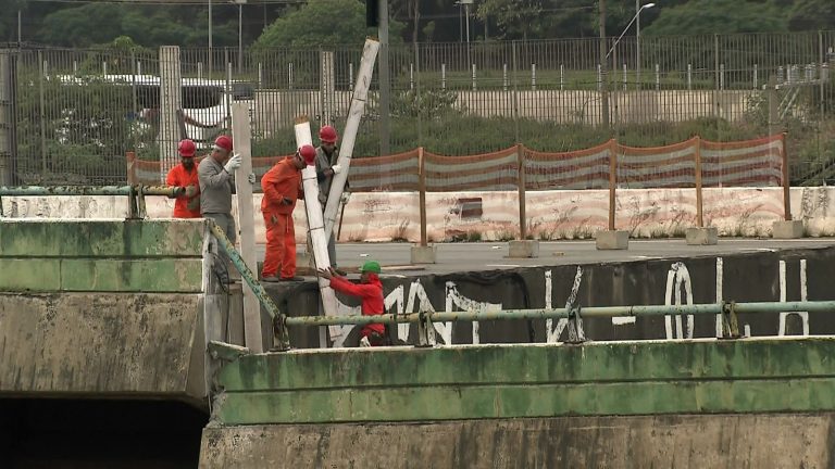 Equipes realizam trabalho de sustentação do viaduto da Marginal Pinheiros que cedeu