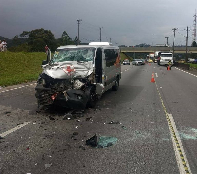 Acidente deixa 8 feridos em Juquitiba e trava BR 116