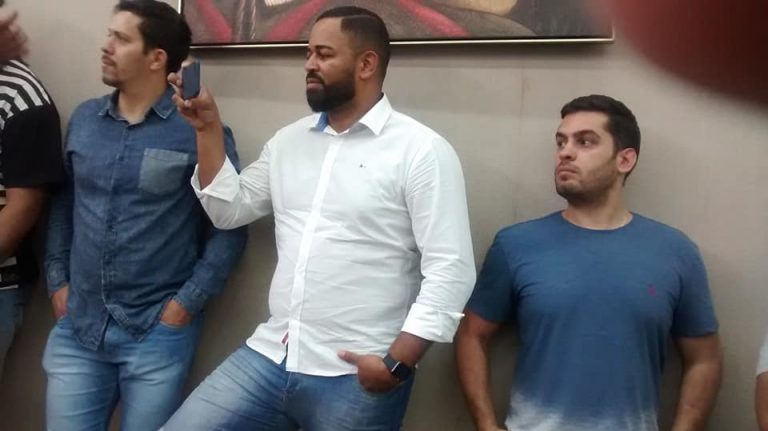 Em horário de trabalho, funcionários da prefeitura são vistos na Câmara de Embu das Artes
