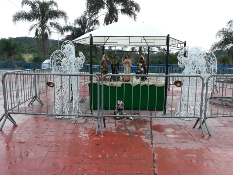 GCM de Cotia prende homem que furtou e danificou parte da decoração natalina