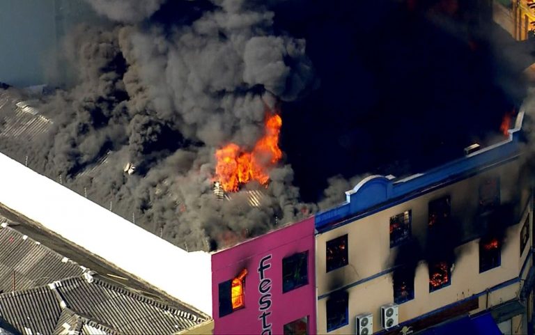 Incêndio atinge prédio na região da Rua 25 de Março