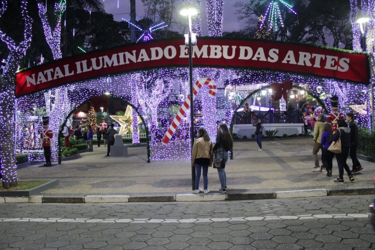 Luzes do Natal Iluminado foram acesas em evento em Embu das Artes