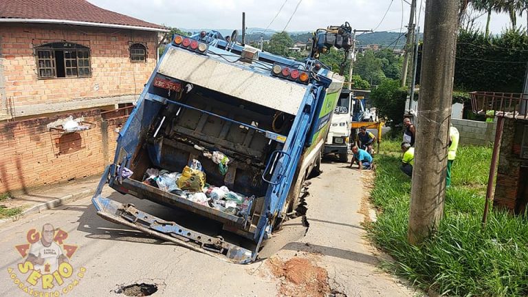 Caminhão de lixo cai em buraco da Sabesp em São Lourenço da Serra