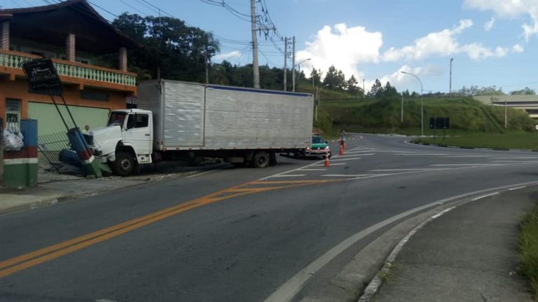 Motorista perde o controle e bate no portão em São Lourenço