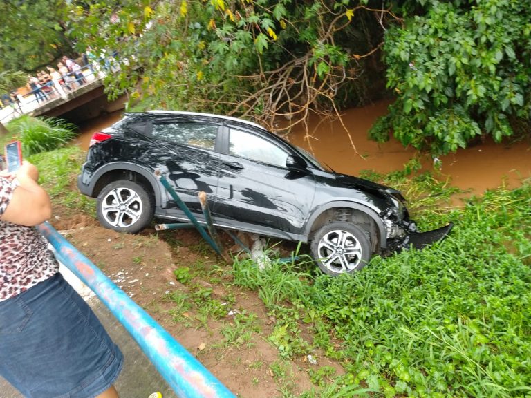 Carro perde o controle em Embu das Artes 