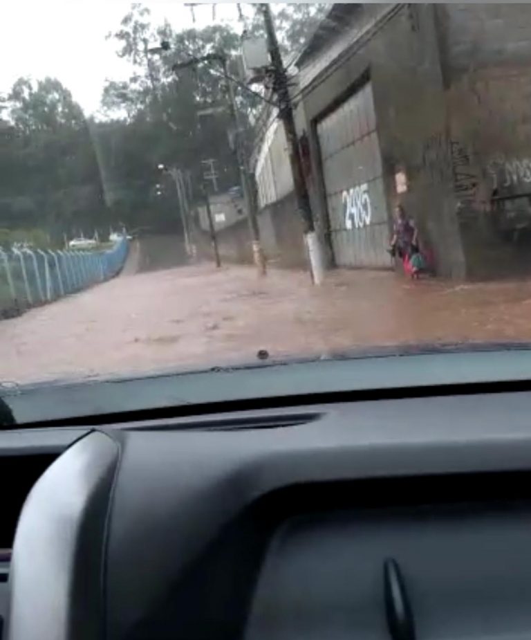 Em ato heroico, GCMs de Embu das Artes salvam senhora durante chuva forte