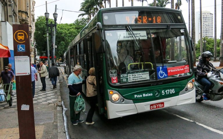 Passagem de ônibus a R$ 4,30 começa a valer nesta segunda em SP