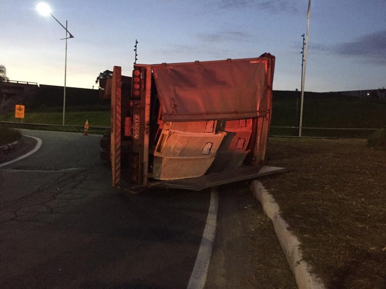Carreta tombada na entrada da cidade