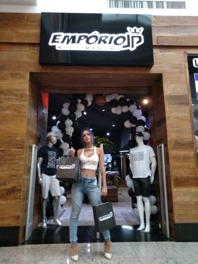 Cantora Tati Zaqui visita loja no Shopping Taboão
