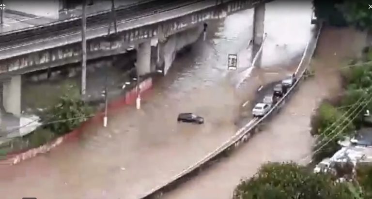 Carro é arrastado e cai em córrego no Capão Redondo