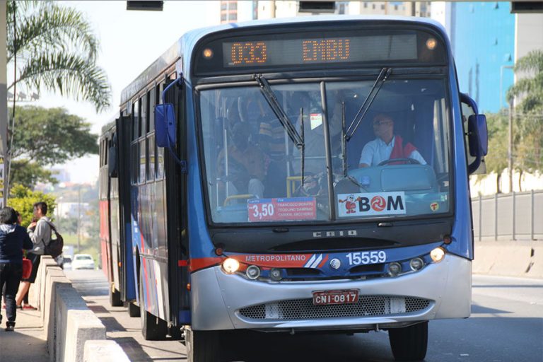 Linha 033: Passageiros reclamam de demora e dupla função dos motoristas