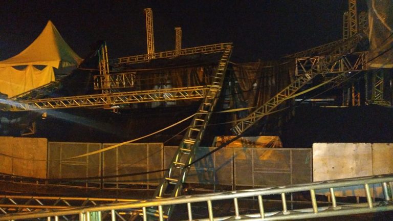 Forte temporal deixa estragos em Embu das Artes