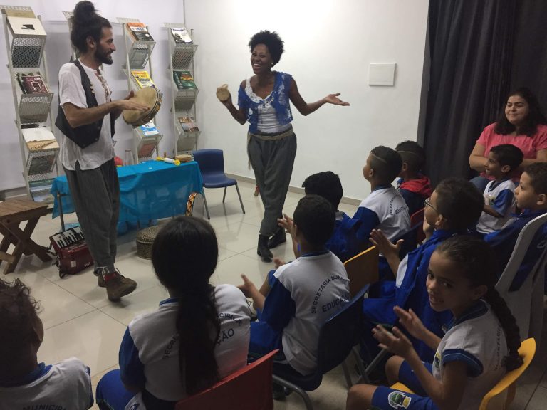 Contação de História promove a leitura e diverte as crianças
