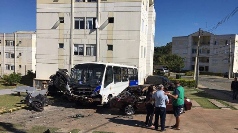 Van perde o freio e atinge 5 veículos dentro de condomínio em Cotia