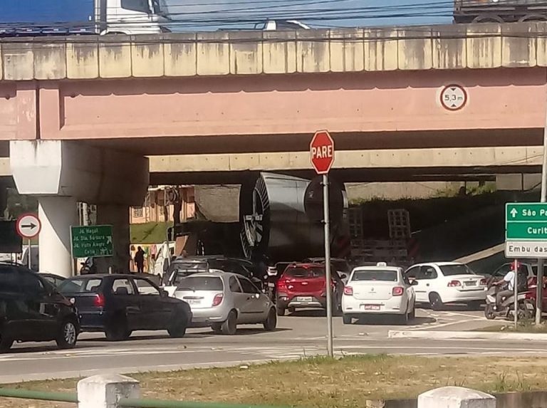 Carreta entala em ponte e trava trânsito em Embu das Artes