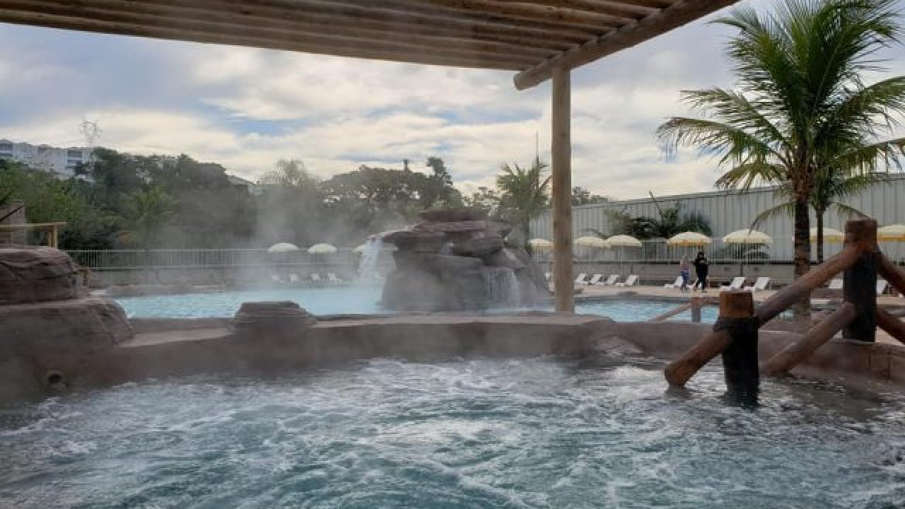 Parque aquático em Cotia (SP) conquista visitantes com atrações divertidas  e águas quentes