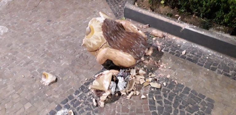 Em ato de vandalismo, escultura exposta na praça de Embu das Artes é quebrada