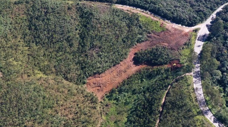 Moradores denunciam bota-fora em Itapecerica da Serra