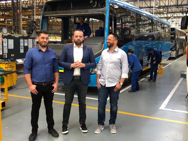 Pela primeira vez, Embu das Artes terá ônibus 0km; Ney Santos fiscaliza fabricação