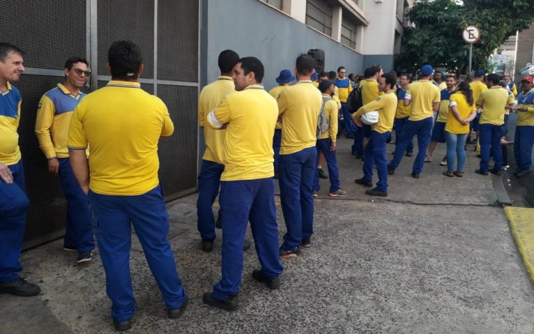 Funcionários dos Correios entram em greve