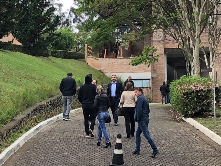 Corpo de filho de Cafu é velado em Embu das Artes