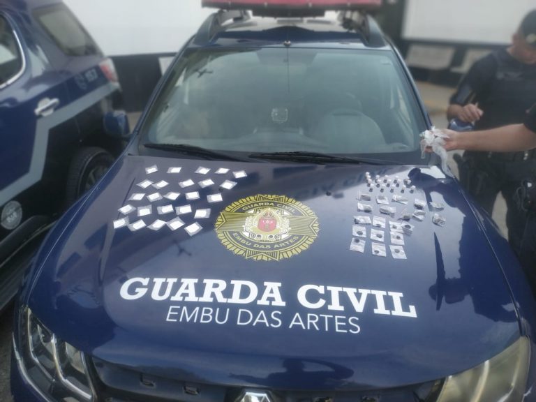 Motorista de aplicativo e passageiro são presos com drogas em Embu