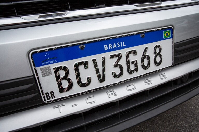 Placa Mercosul para veículos novos começa a valer nesta sexta