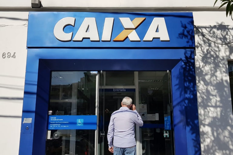 Caixa paga auxílio emergencial a 831 mil trabalhadores informais nesta terça