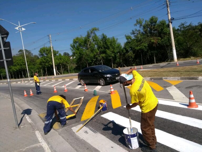 Mais de 300 ruas recebem nova sinalização viária em Embu das Artes