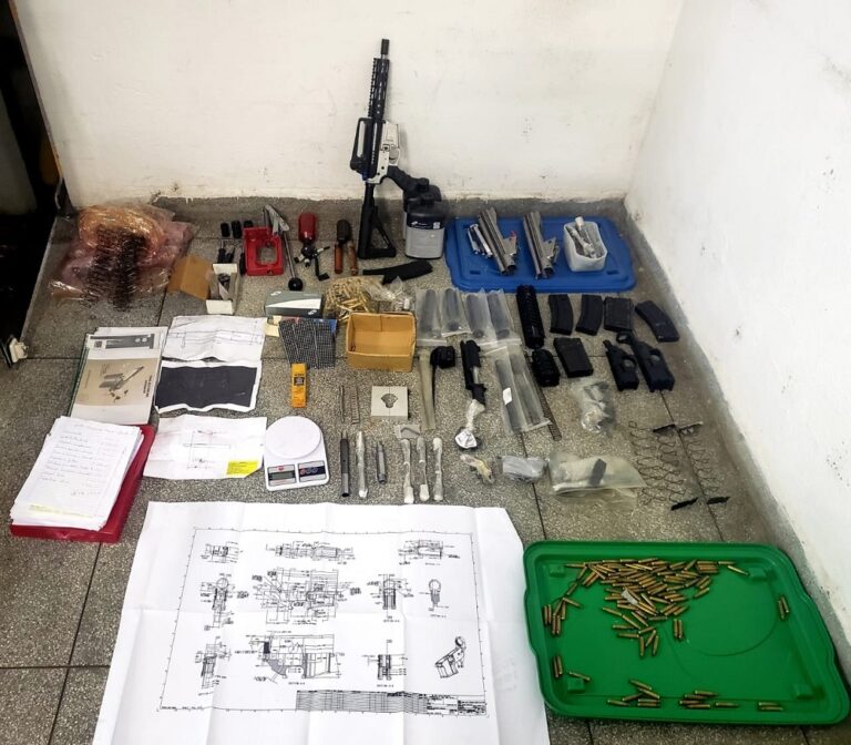 Rota fecha fábrica clandestina de armas e prende homem em Embu das Artes