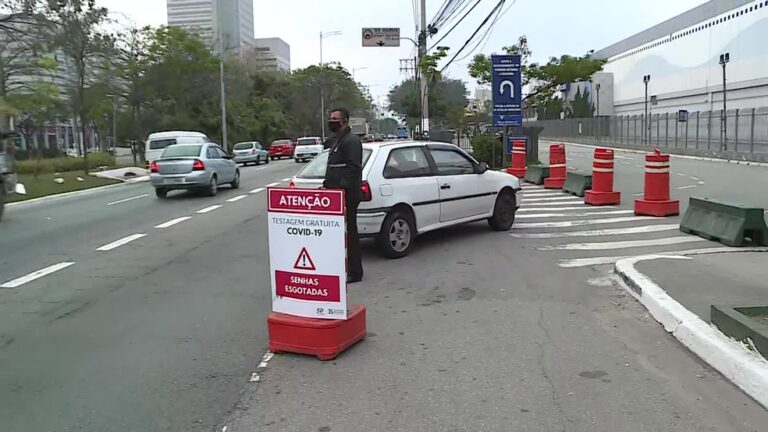 Famílias dormem em carros para fazer teste de graça em SP