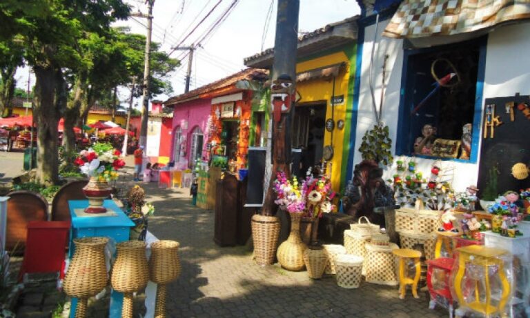 Feira de artesanato de Embu das Artes volta a funcionar com revezamento