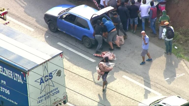 Caminhão carregado de carnes é saqueado após tombar em Itapecerica da Serra