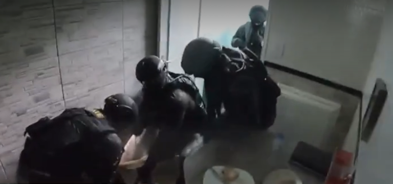 Homem tenta matar esposa a facadas dentro de motel em Taboão