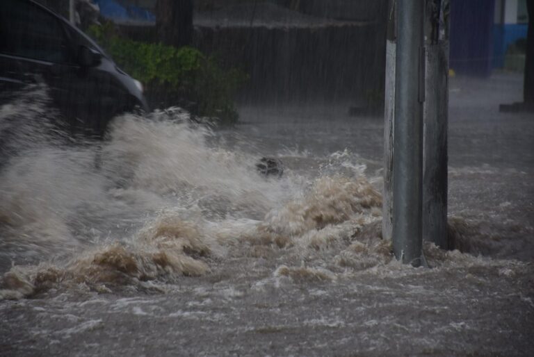 Chuva forte afeta operação de ônibus em Taboão, Embu e Itapecerica