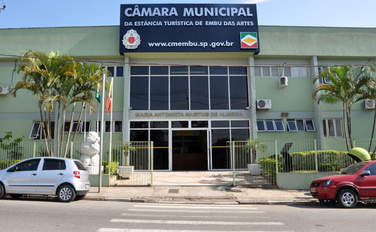 Câmara de Embu gasta R$ 100 mil reais com placa de homenagens