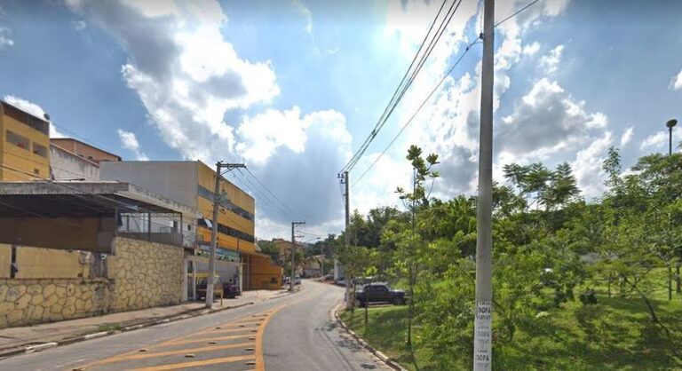 Grupo rouba carro de luxo e foge em Taboão da Serra
