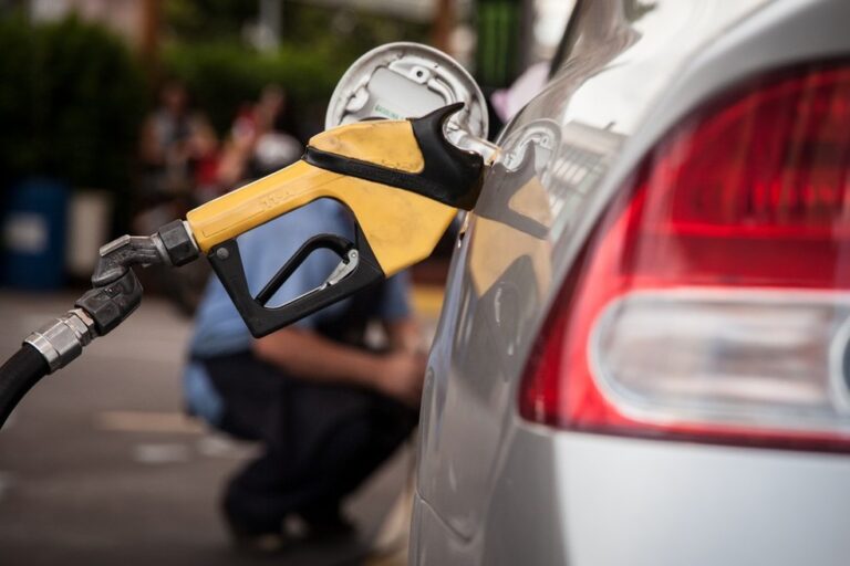 Petrobras reduz preço da gasolina na refinaria