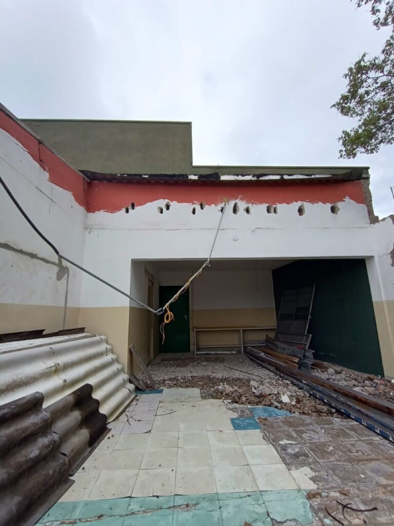 Escola foi liberada para receber alunos mesmo com risco de desabamento, dizem moradores de Embu das Artes