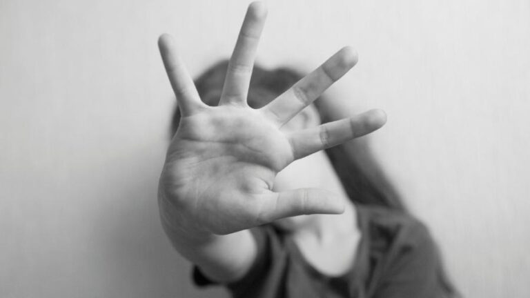 Menina de 11 anos que foi estuprada em SC consegue fazer aborto, diz MPF