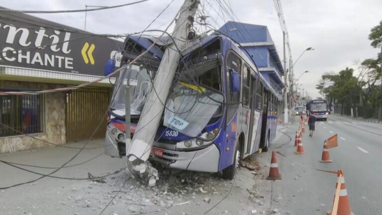 Ônibus destrói poste de energia elétrica em Itapecerica da Serra