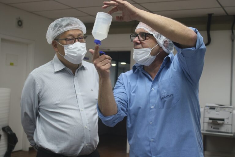 Prefeito visita indústria de plástico que está em expansão em Itapecerica da Serra