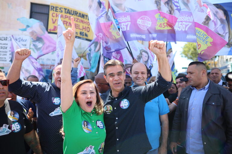 Na reta final, o candidato à reeleição a governador Rodrigo Garcia faz caminhada em Taboão da Serra