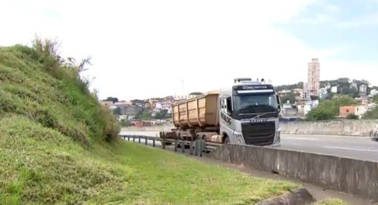 Caminhoneiro é amarrado e sequestrado junto com o caminhão em Itapecerica da Serra
