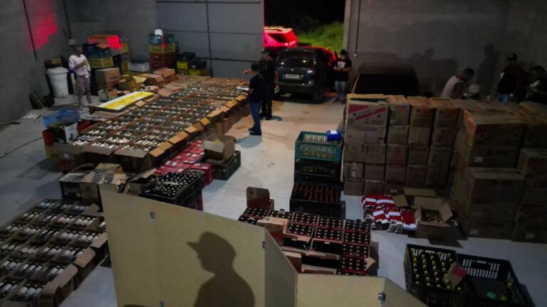 Polícia Civil prende dupla e desmancha fábrica clandestina de bebidas alcoólicas em Embu das Artes