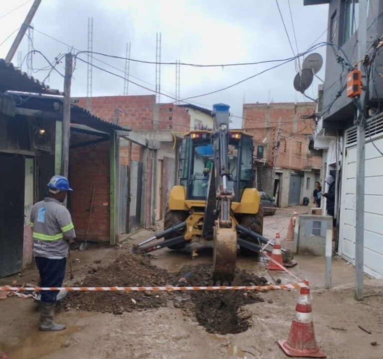 Moradores da comunidade na Zona Sul de SP recebem água tratada e coleta de esgoto