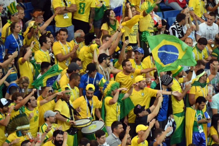 Central da Copa transmite Brasil x Haiti com telão e show do Grupo Envolvência em Embu das Artes