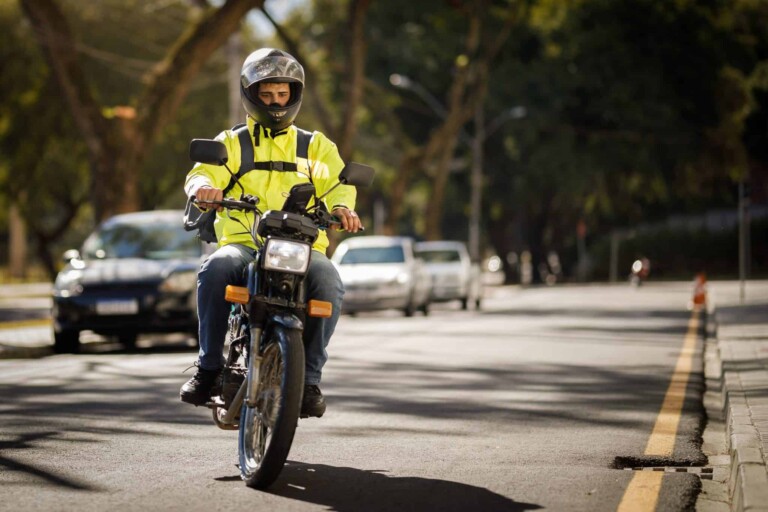 SEMOB realiza Campanha Educativa de Julho com foco na segurança dos motociclistas em Embu das Artes