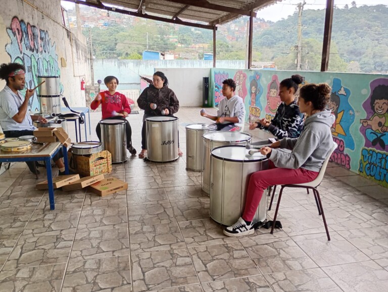 Embu das Artes recebe oficina gratuita de percussão popular