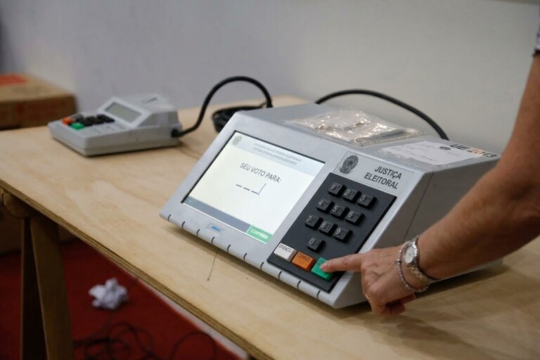 Eleições 2026: eleitores de Cotia, de quatro escolas tiveram seções transferidas. Confira novos locais.